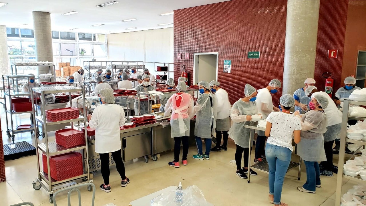 Pessoas em cozinha industrial