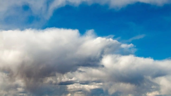 Sol e nuvens carregadas.