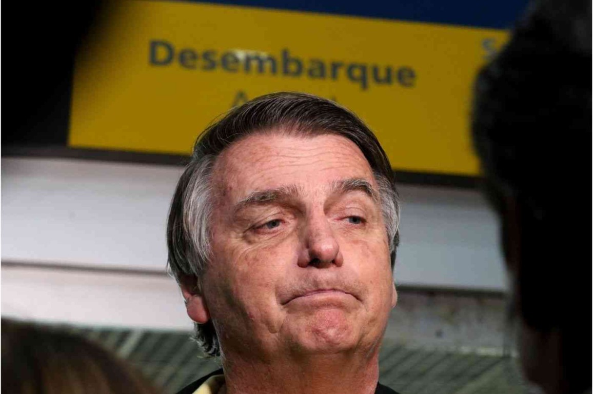 Ex-presidente Jair Bolsonaro durante investigação com foco no monitoramento casa Bolsonaro.