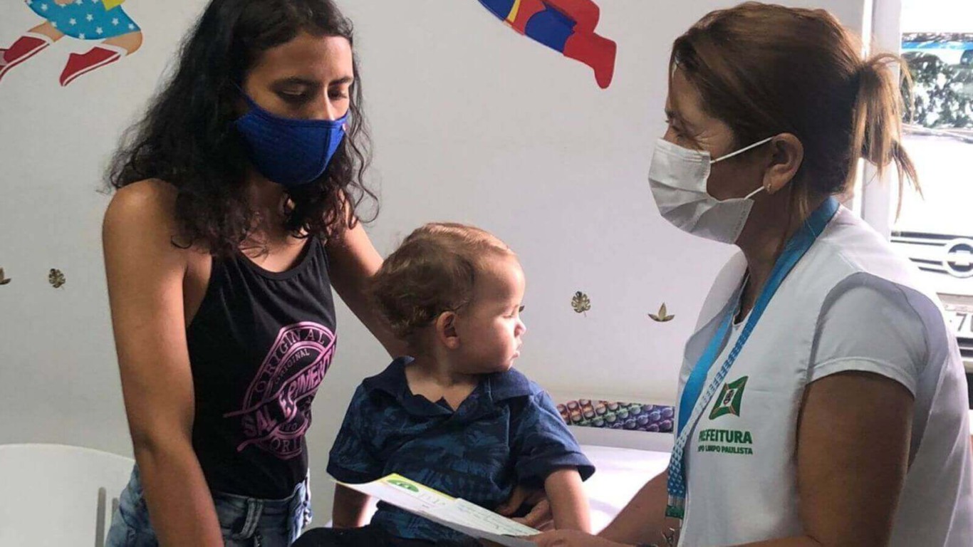 Médica conversando com mãe e bebê