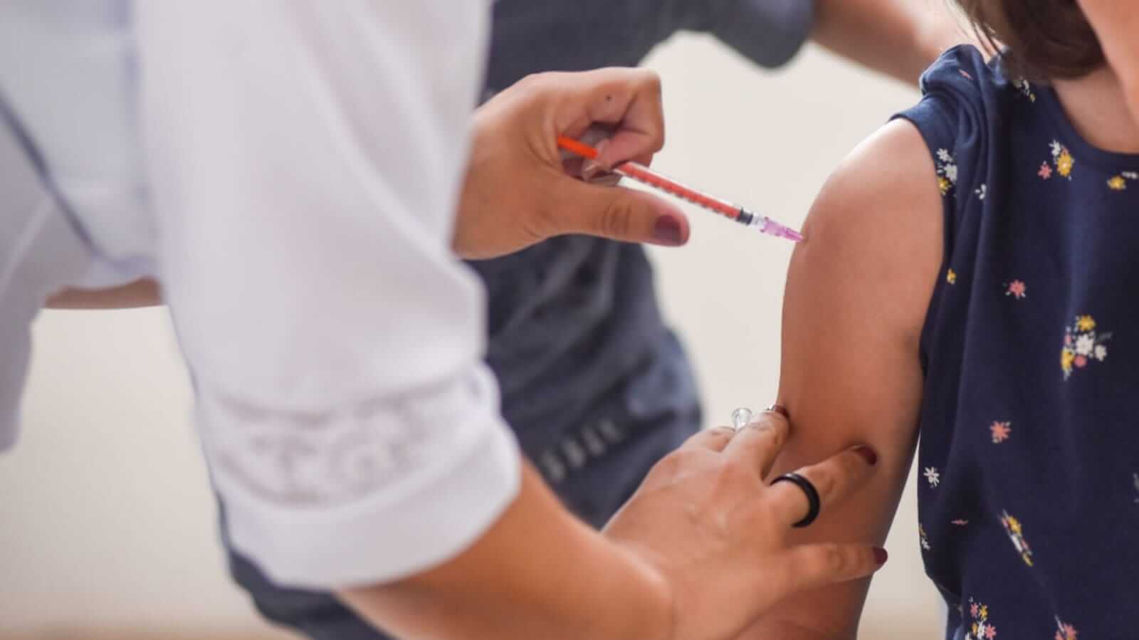Aplicação de vacina em criança em Jundiaí