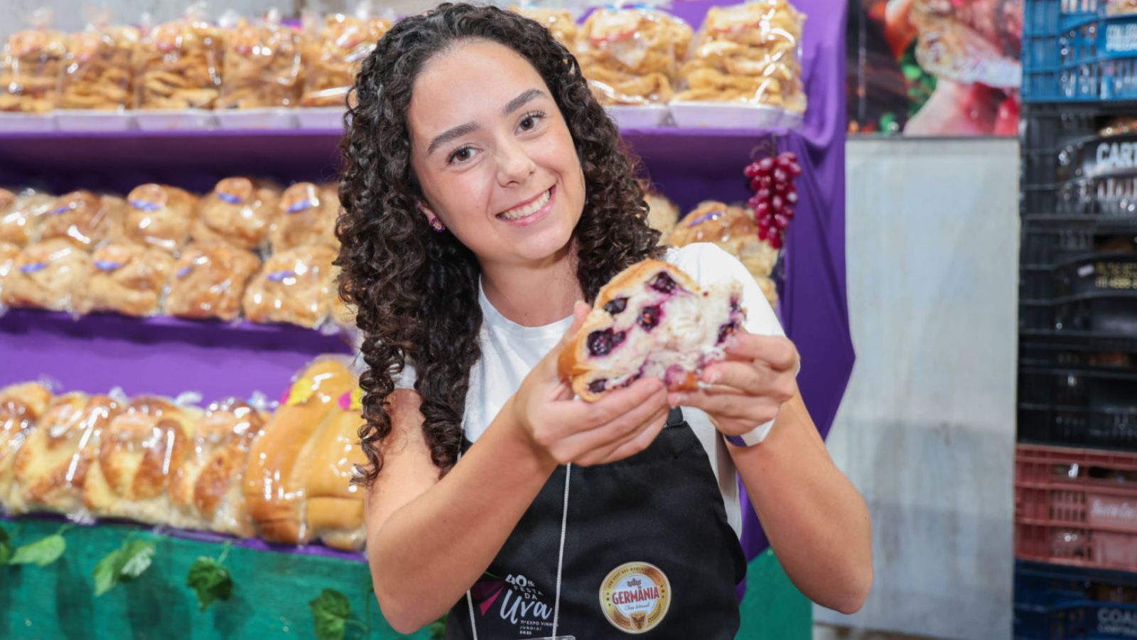 No estande da Izabela, o carro-chefe da barraca é o delicioso pão de uva