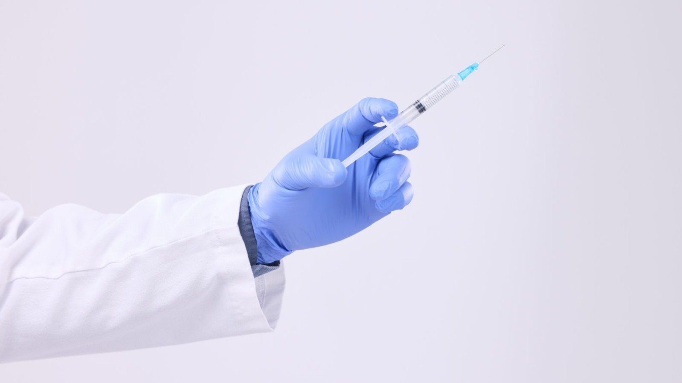 Mpox vira emergência global: Saiba os sintomas, transmissão e tratamentos