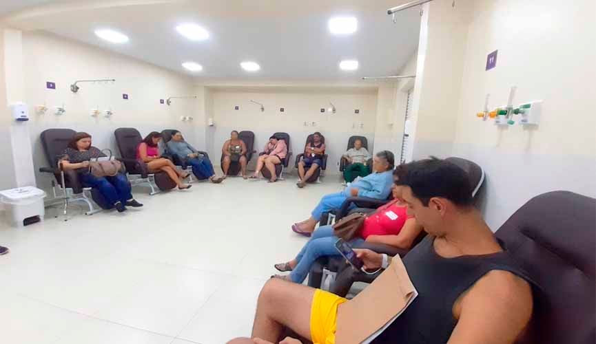 pessoas em sala sentadas em poltrona no hospital são vicente. todos estão com poltronas na parede, onde há espaço para inalação e colocação de soro