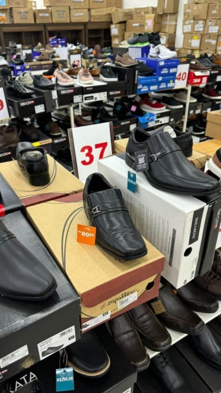 Sapatos no saldão do Latraviata, em Jundiaí