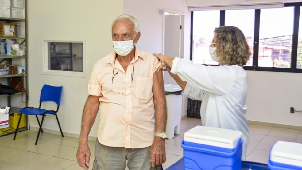 Idoso sendo vacinado contra gripe em Jundiaí