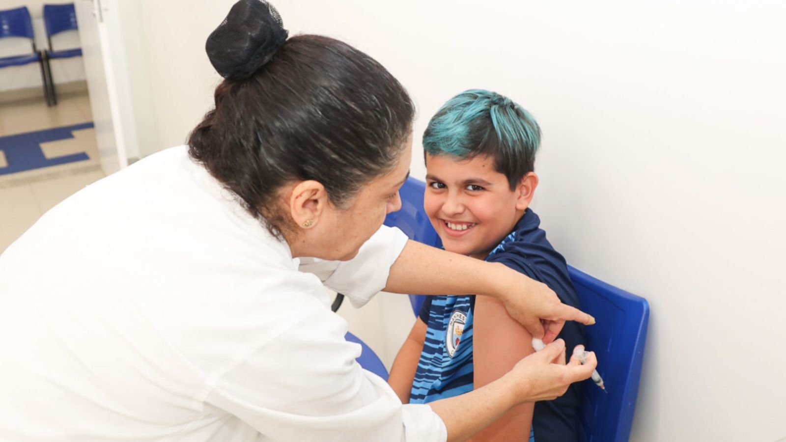 Mulher vacinando criança em Jundiaí