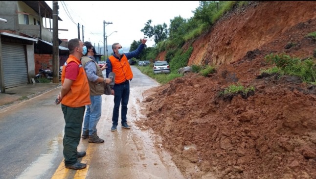 Homens observando barranco em Várzea Paulista