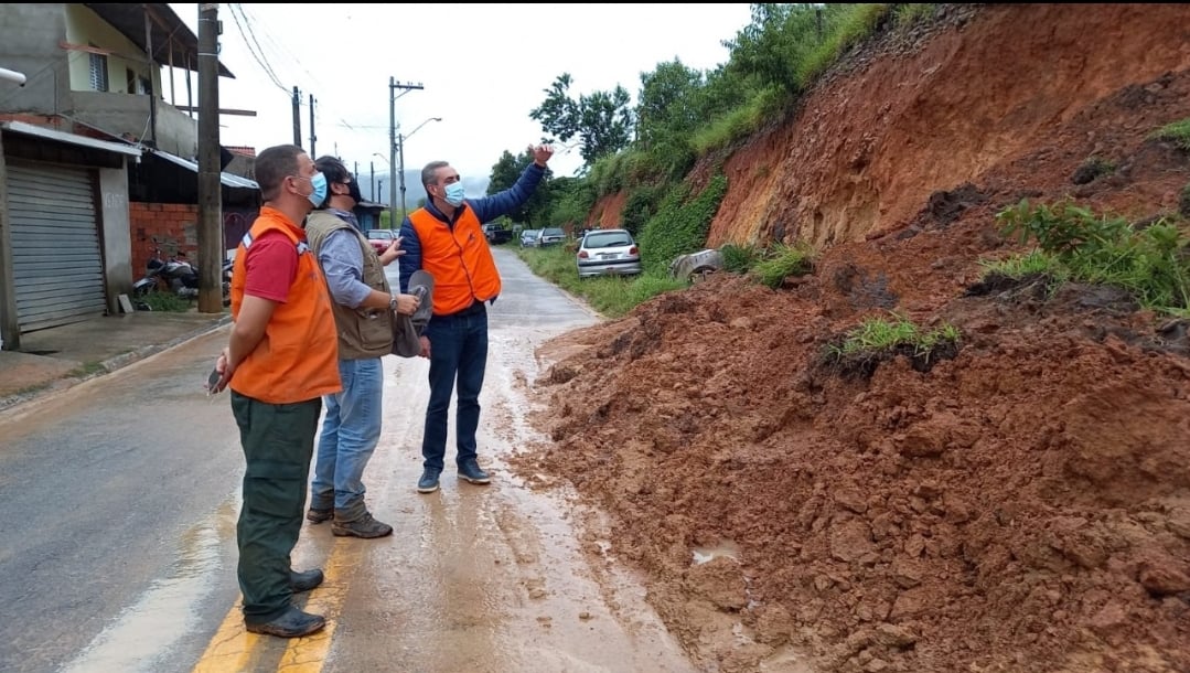 Homens observando barranco em Várzea Paulista