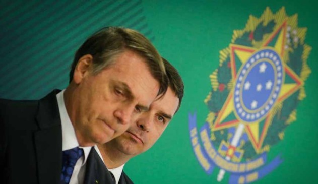 o presidente jair bolsonaro e seu filho, o senador flavio bolsonaro