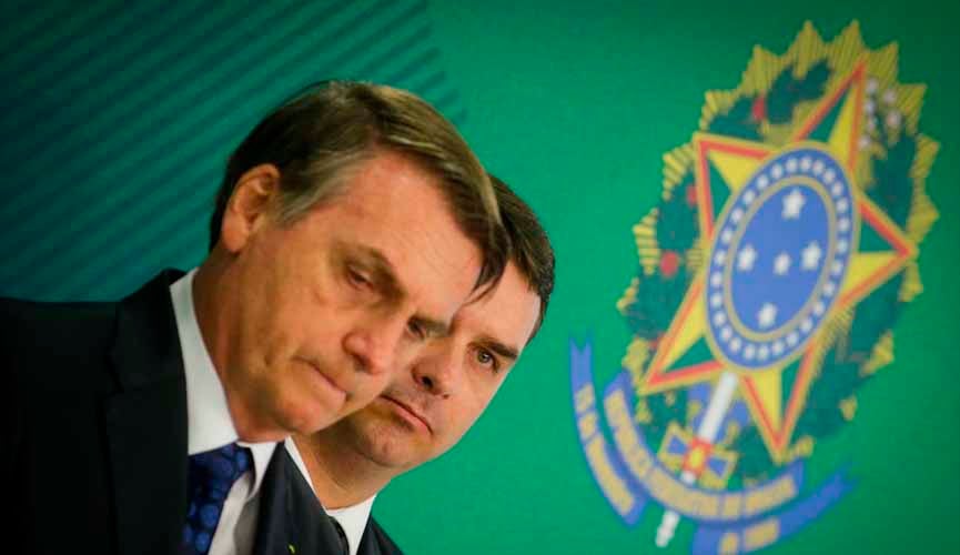 o presidente jair bolsonaro e seu filho, o senador flavio bolsonaro