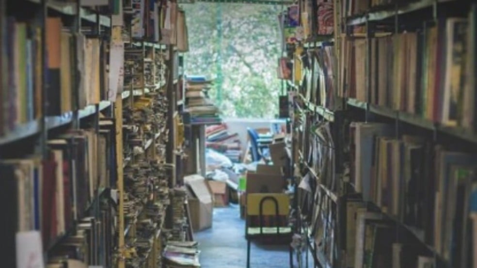 Estantes com livros em Sebo de Jundiaí