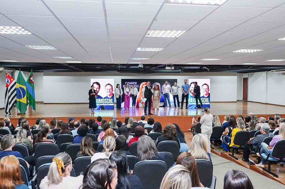 José Antonio Parimoschi e Katia Parimoschi no palco durante o encontro do Comitê de Mulheres, com público atento na UNIP, em Jundiaí.