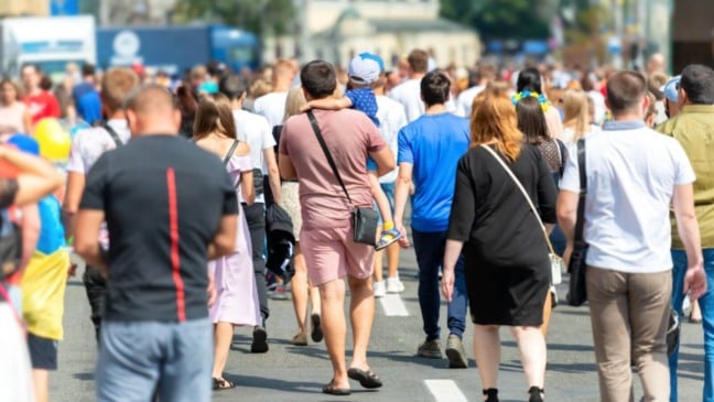 Segundo o IBGE, nessa data, o Brasil deverá atingir um total de 220.425.299 habitantes. A partir de 2042, a tendência é de queda populacional
