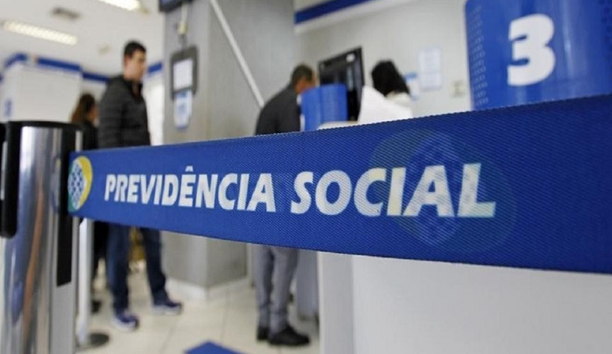 Faixa em azul contém palavras "previdência social" em agência do INSS