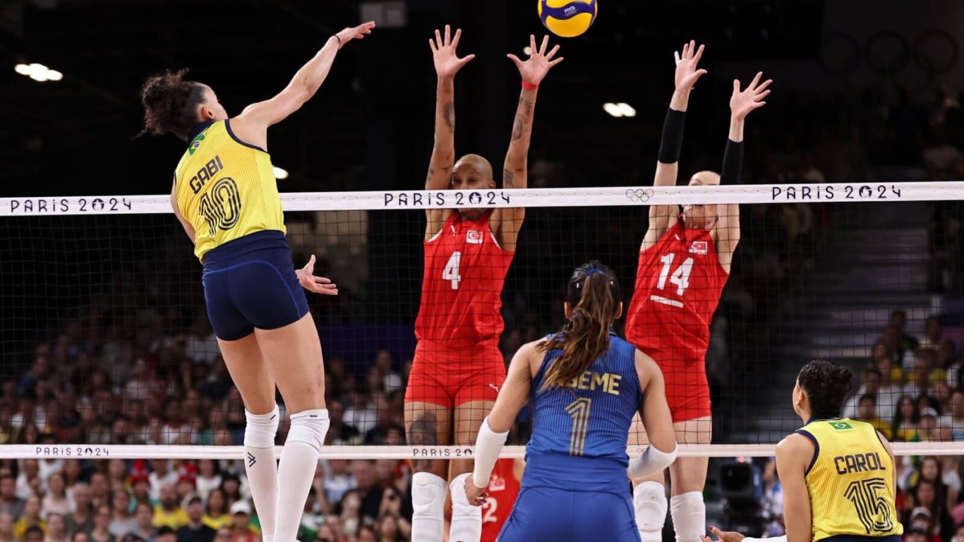 Seleção brasileira de vôlei de quadra feminino garante medalha de bronze nos Jogos Olímpicos