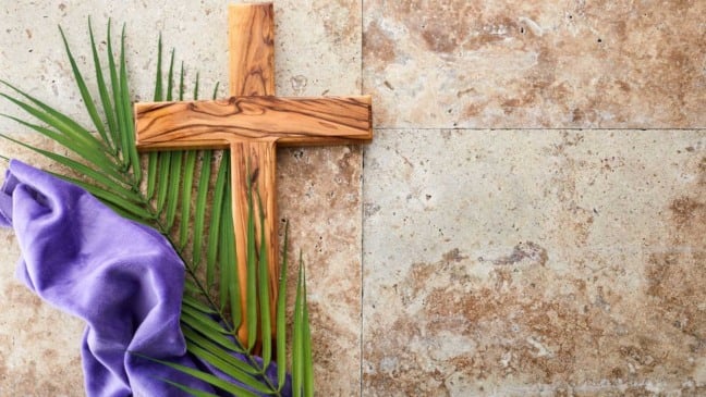 Tecido roxo representando a Quaresma, Ramo e Cruz.