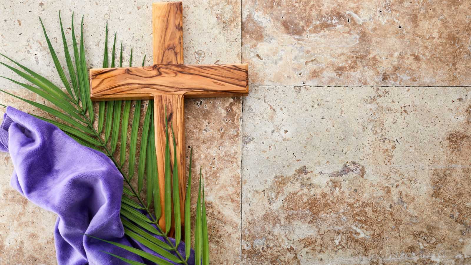 Tecido roxo representando a Quaresma, Ramo e Cruz.