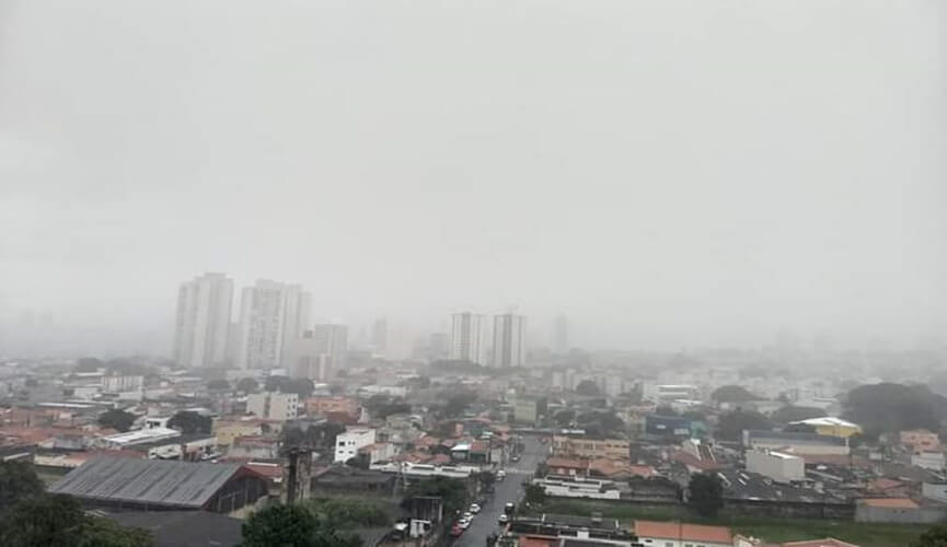 Semana começa quente, mas vem nova frente fria por aí