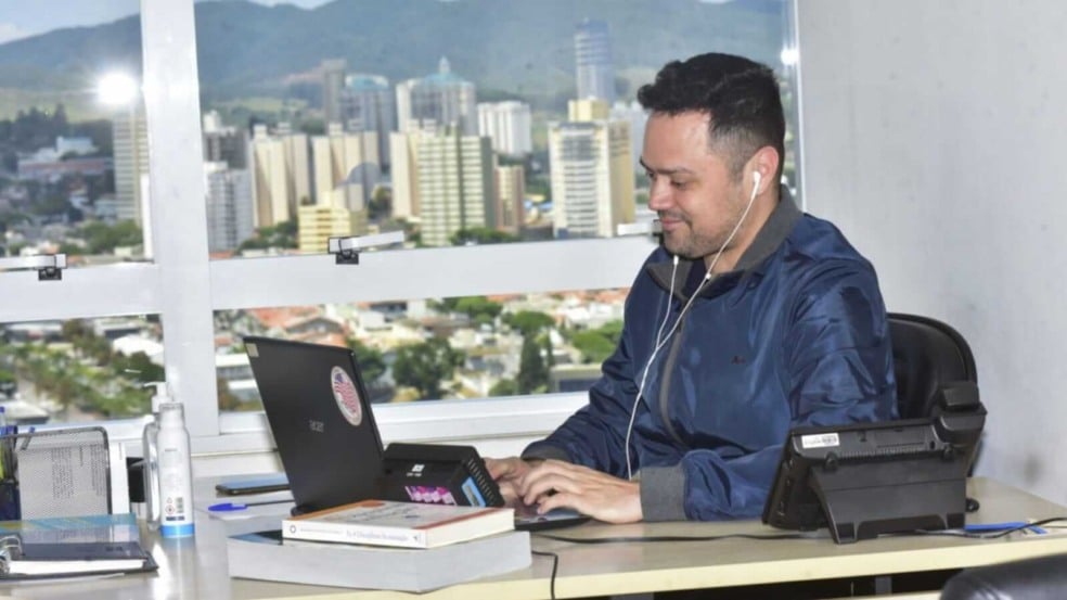 Homem em mesa com fones de ouvido