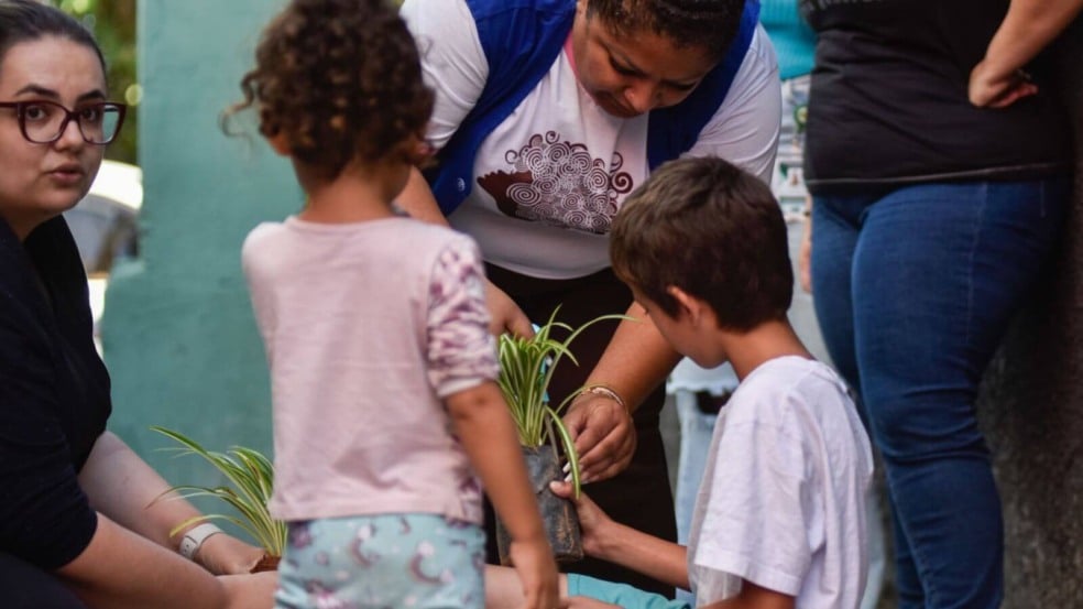 Semana do Brincar crianças criam kokedamas em equipamentos de saúde de Jundiaí