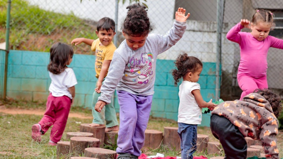 Crianças brincando