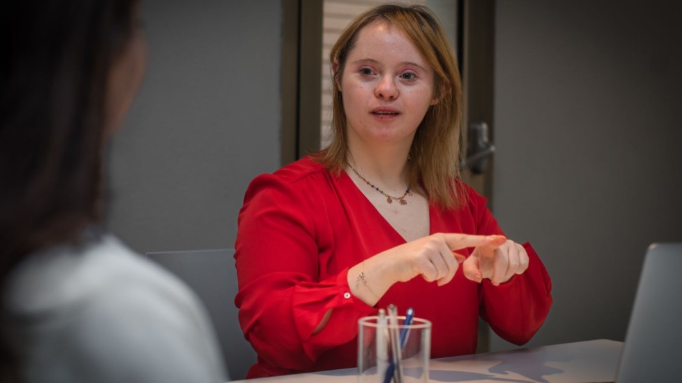 Mulher com deficiência intelectual trabalhando