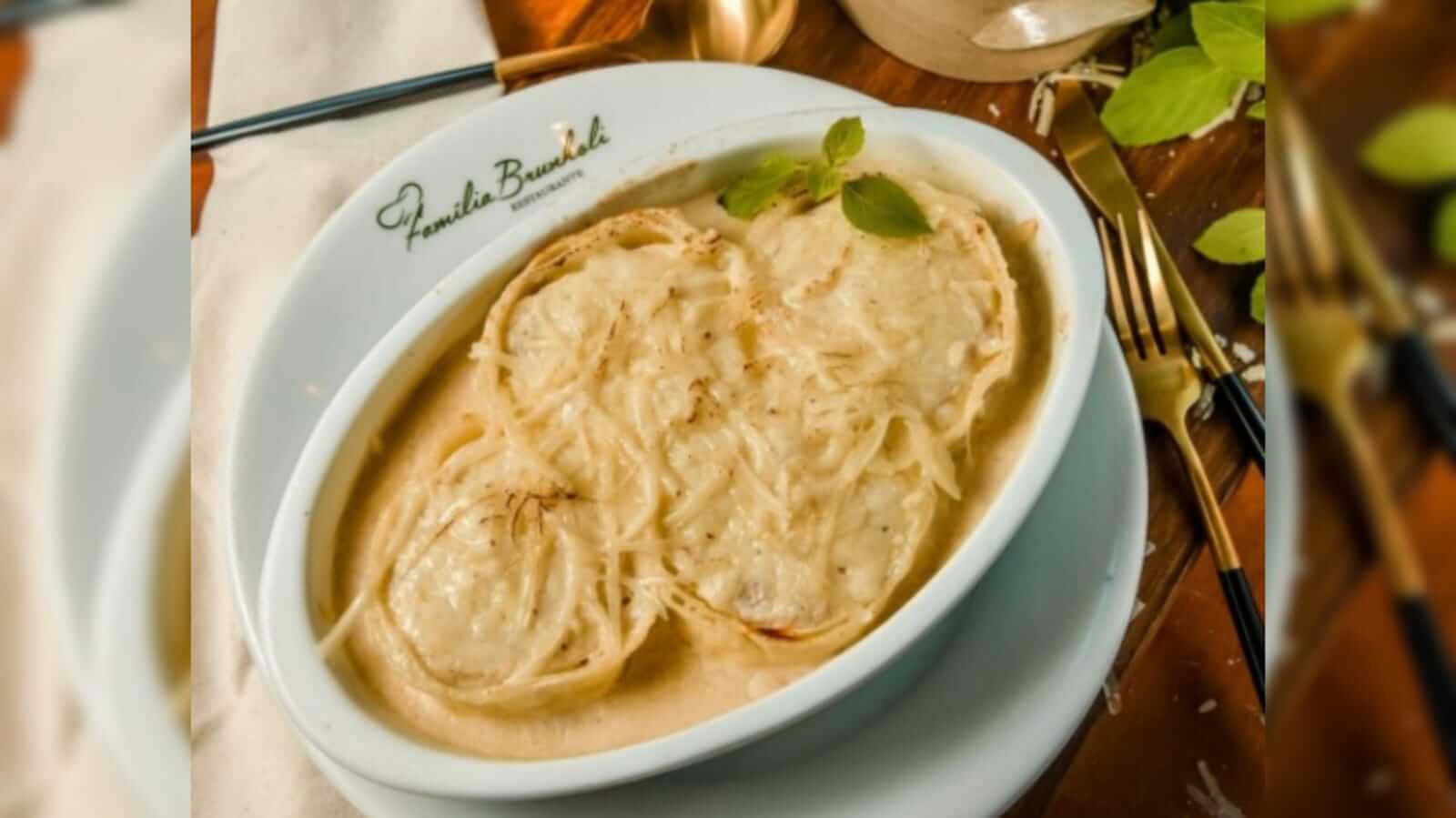 Prato com massa do Família Brunholi