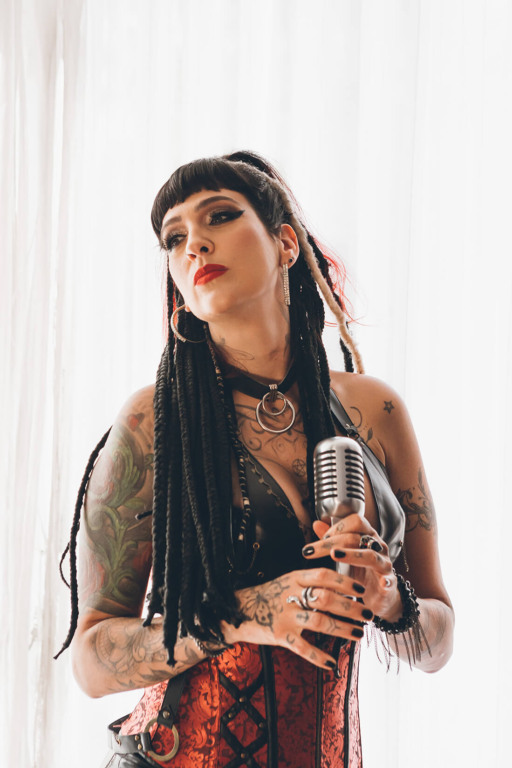 Cantora Shelly Simon