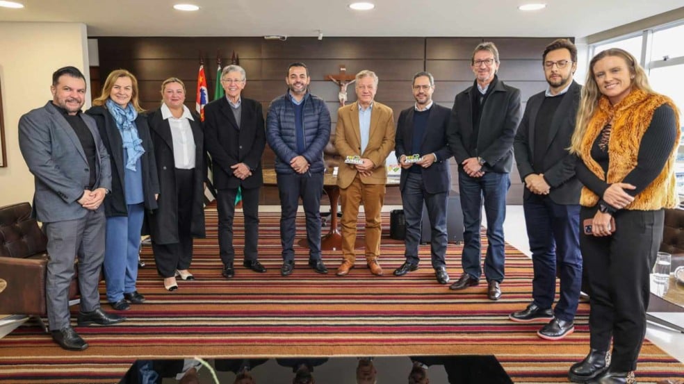 Representantes da Sigvaris e gestores municipais durante reunião na Prefeitura.