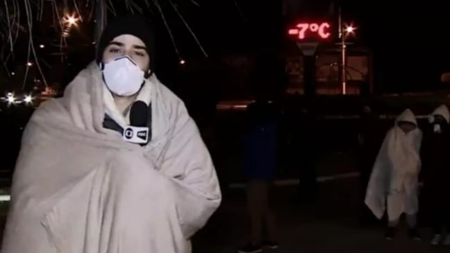 Repórter com cobertor em Santa Catarina