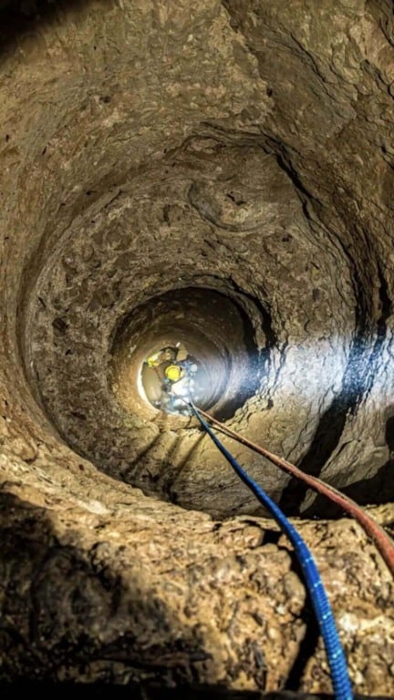 Cachorro cai em poço de 18 metros