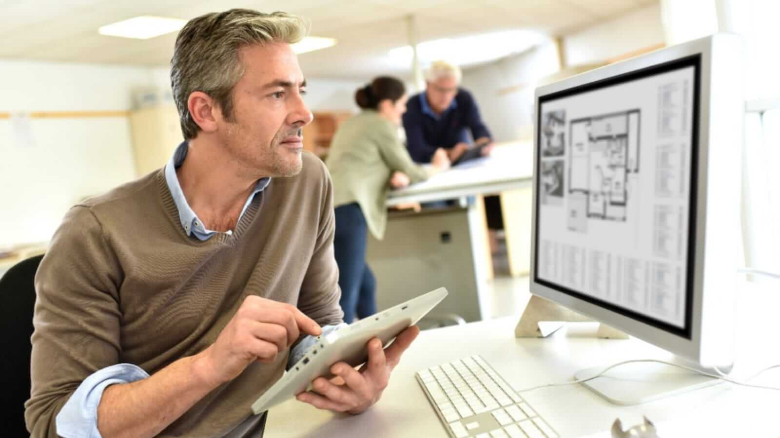 Homem em frente à computador