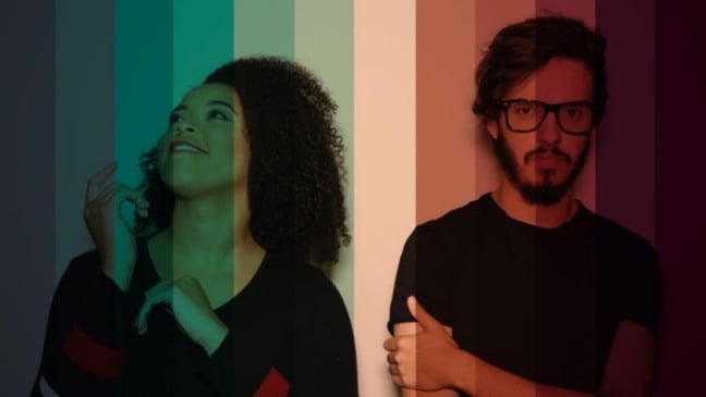 Dupla de Atemporal Arte em background colorido