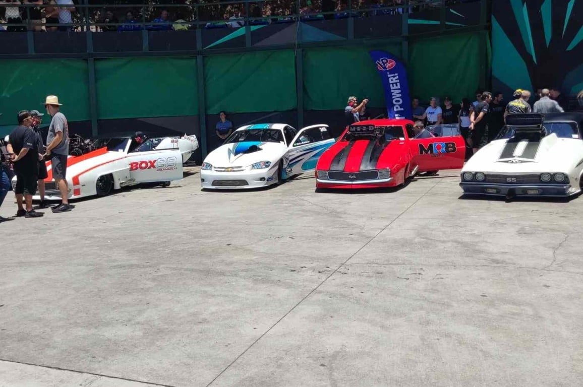 Carros da categoria ProMod alinhados nos boxes da SPID CUP em Itatiba, com público e equipes ao fundo.