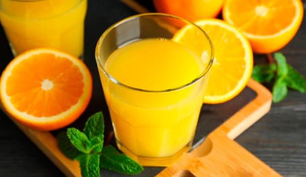 Suco natural de fruta pode ser tão ruim para a saúde de idosos quanto refrigerante