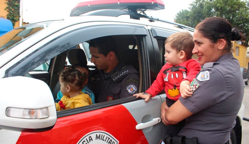 Super-heróis da vida real - crianças passam a tarde com policiais em Jundiaí