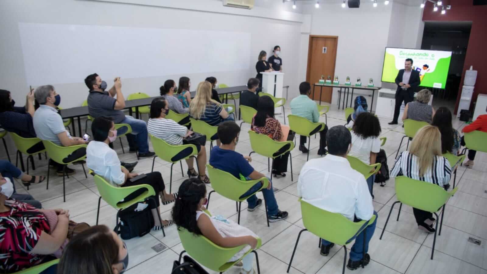 Presidente da ACE Jundiaí em apresentação de concurso