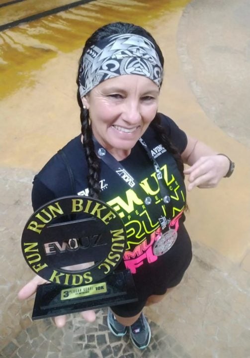 Susete-com-seu-prêmio-de-terceiro-em-Limeira