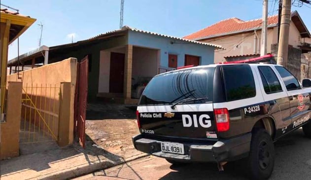 viatura da polícia civil, com os dizeres DIG na traseira (Delegacia de Investigações Gerais) aprada em frente de casa onde ocorreu o crime