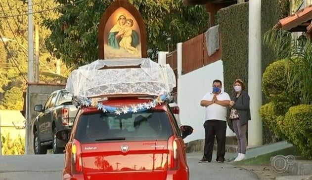 Foto de carro com imagens em cima