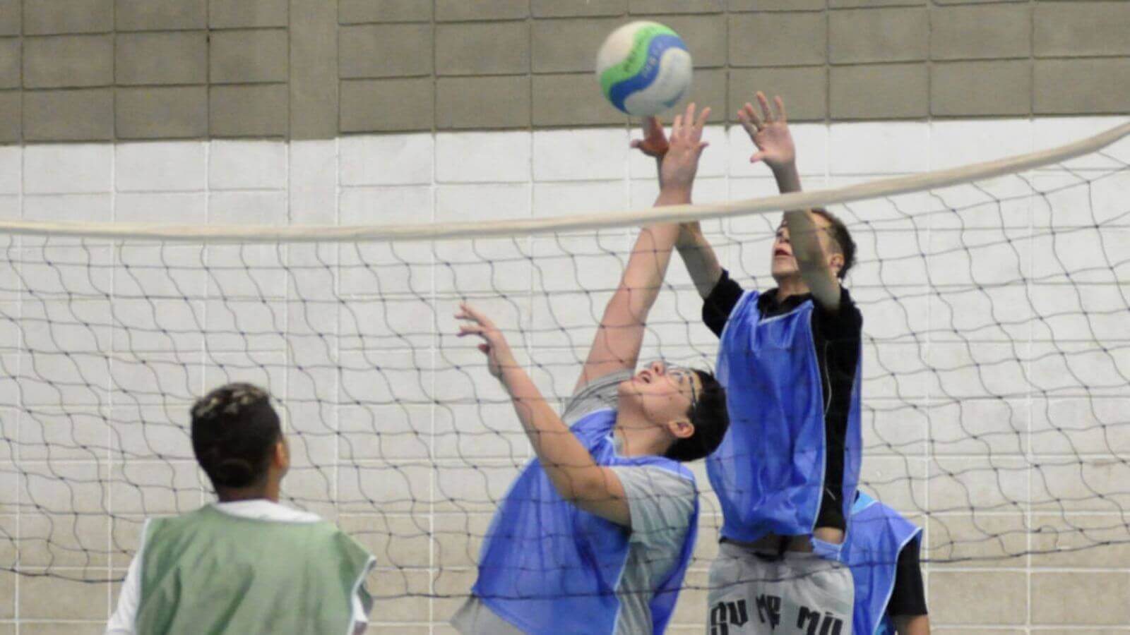 Meninos jogando voleibol