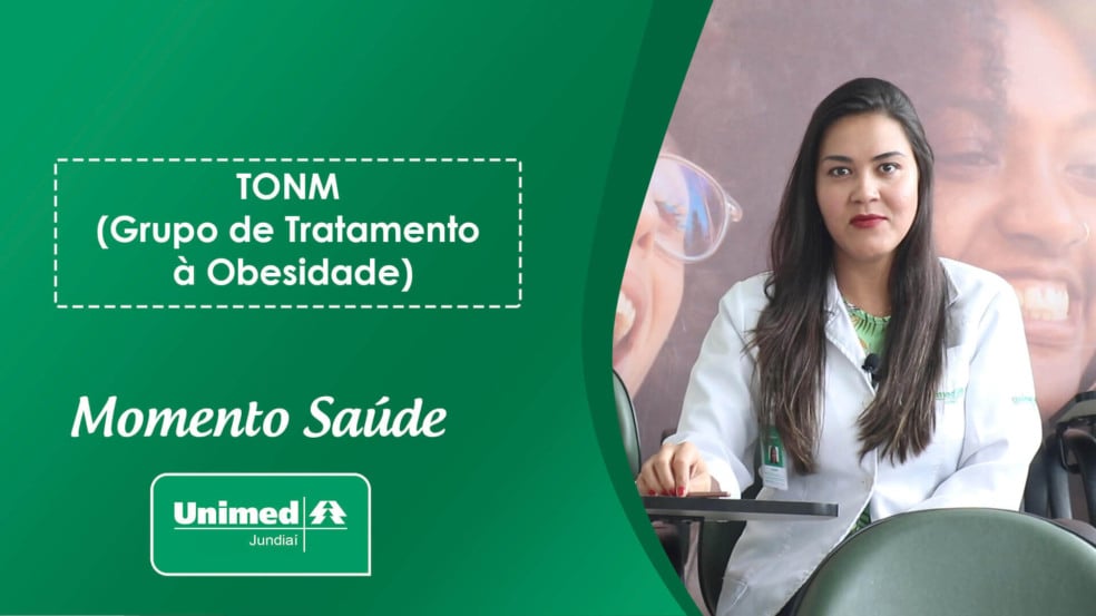 Thumb de vídeo da Unimed com médica em fundo verde