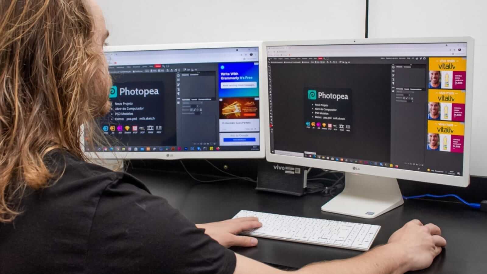 Mulher mexendo em programa de computador