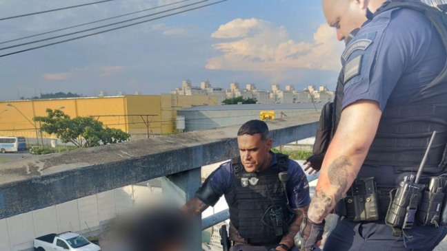 Guardas acalmando mulher