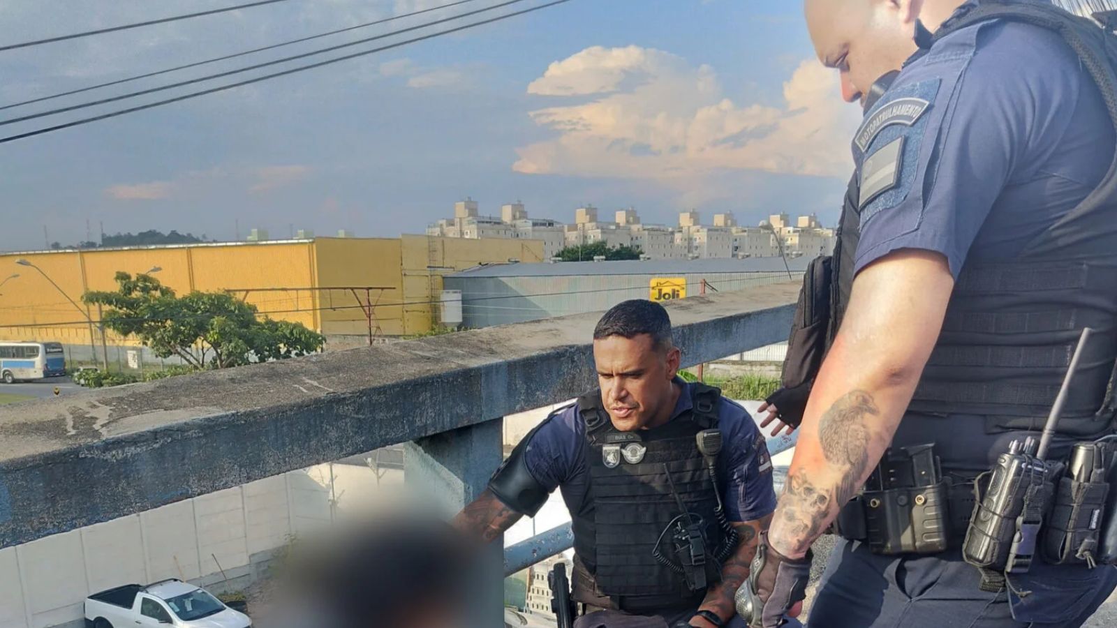 Guardas acalmando mulher