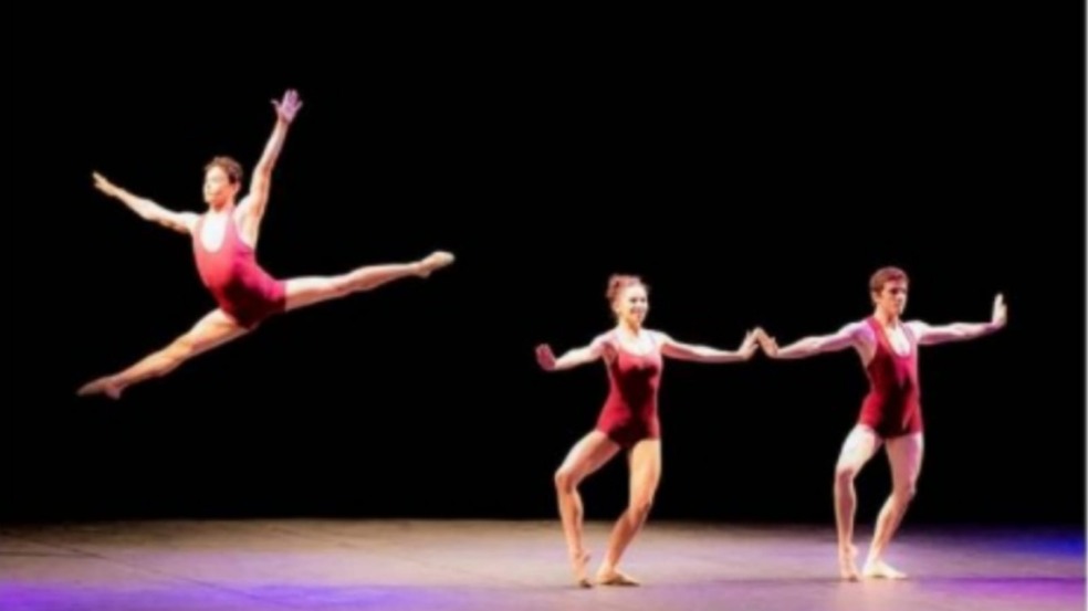 Dançarinos de Ballet em palco