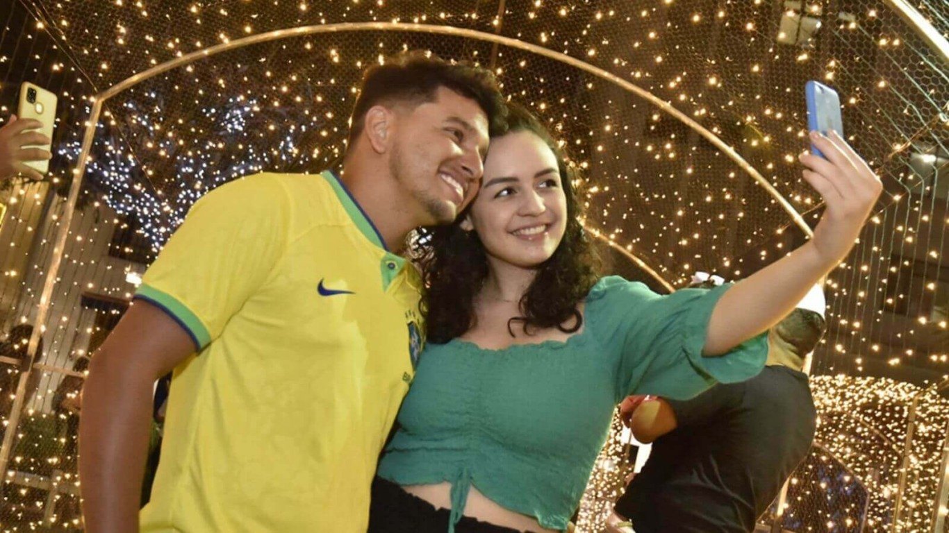 Casal tirando foto