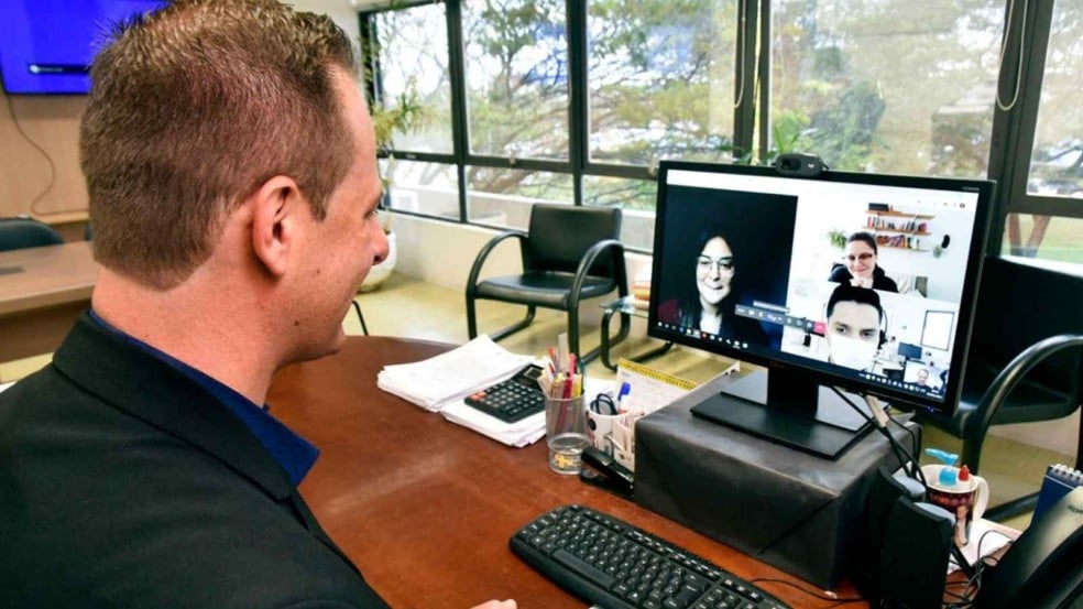 Em reunião remota, gestor da UGPS Tiago Texera detalhou o programa de atendimento para a equipe PROADI-SUS no Hospital Sírio-Libanês (Foto: Prefeitura de Jundiaí) Em reunião remota, gestor da UGPS Tiago Texera detalhou o programa de atendimento para a equipe PROADI-SUS no Hospital Sírio-Libanês (Foto: Prefeitura de Jundiaí)