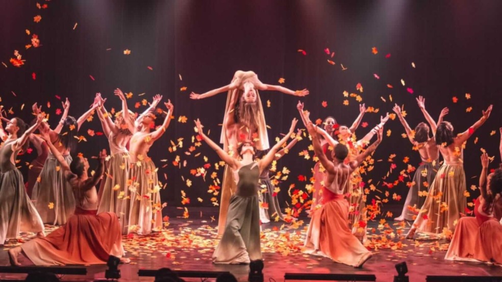 Dançarinos em espetáculo no palco